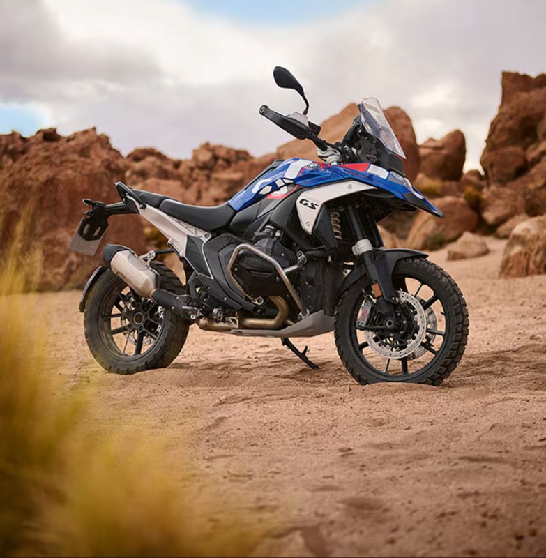 Saudi desert expedition landscape with premium rally atmosphere